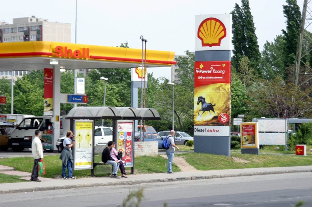 Döntött a kormány, csökkentik az üzemanyag adóját, ársapka is jöhet