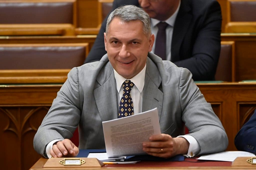 Be kellett volna járnia a parlamentbe? Minimálbérre vágták Lázár János képviselői fizetését
