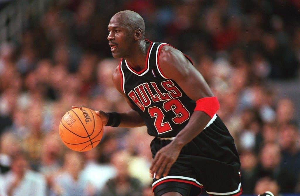 Történelmi eladás az NBA-ben: Michael Jordan mezt vettek 4,5 milliárd forintért