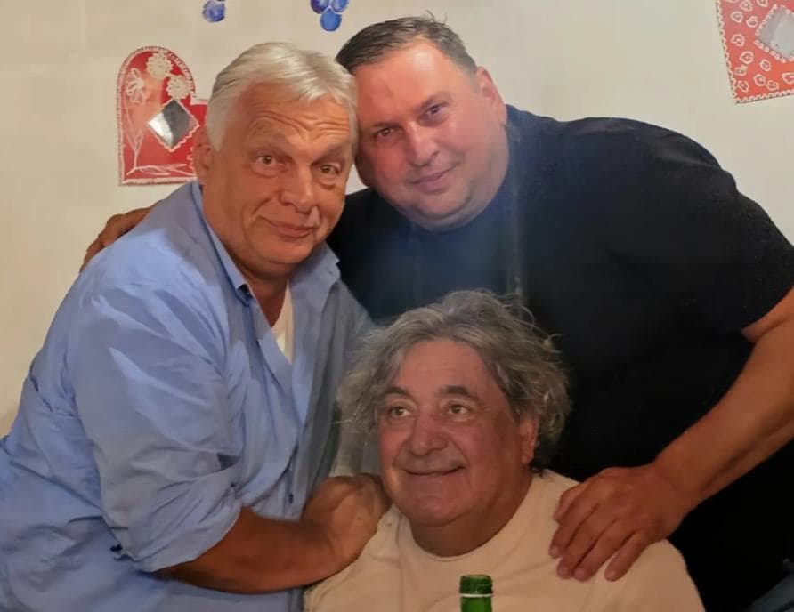Szerb bulvárikonnal pózolt Orbán Viktor