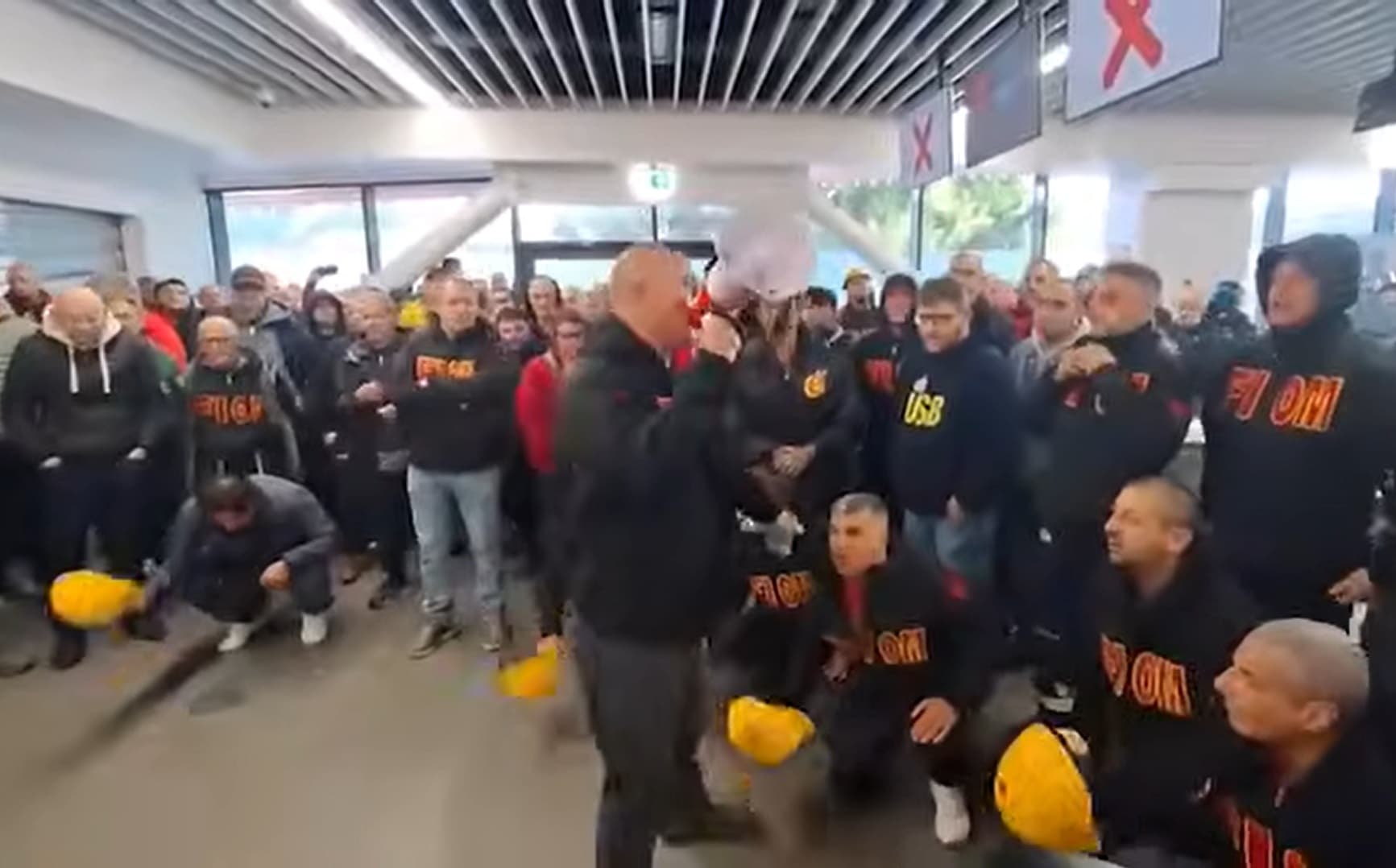 Acélgyári munkások a genovai repteret, kamionosok pedig Nápoly közlekedését bénították meg