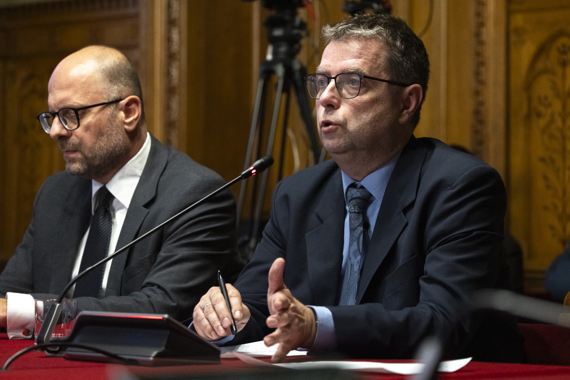 Politikailag befolyásolt legfőbb ügyészségi utasításokról és titkosszolgálati kavarásokról beszélt a volt főügyész a parlament előtt