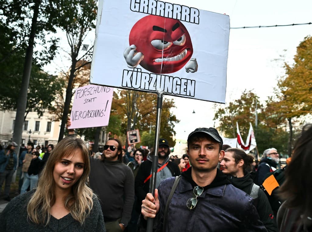 Bécsben is diákok tízezrei tüntettek az egyetemek alulfinanszírozottsága miatt