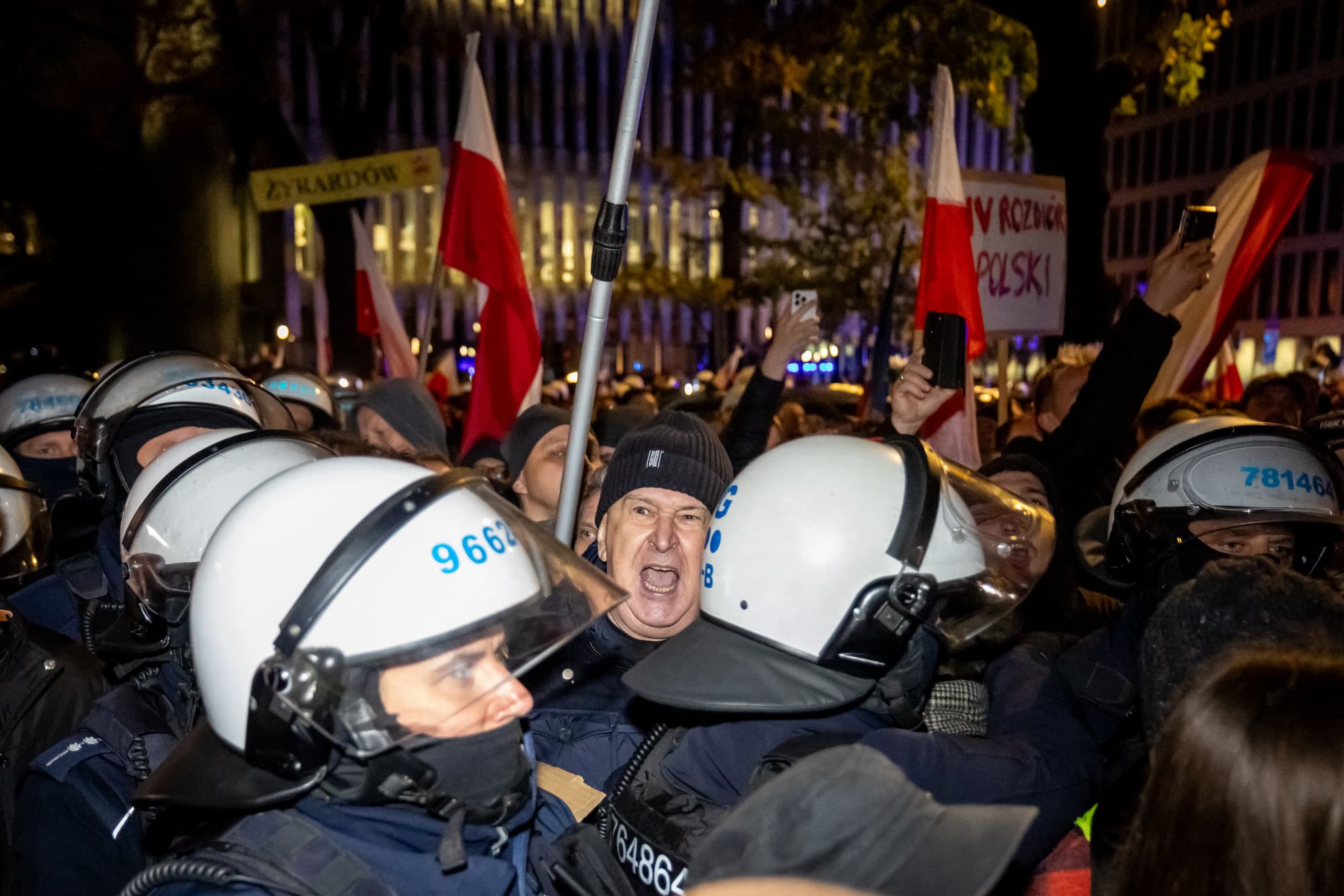 A rendőrségnek kellett biztosítani a lengyel Alkotmánybíróság épületét a tüntetők miatt