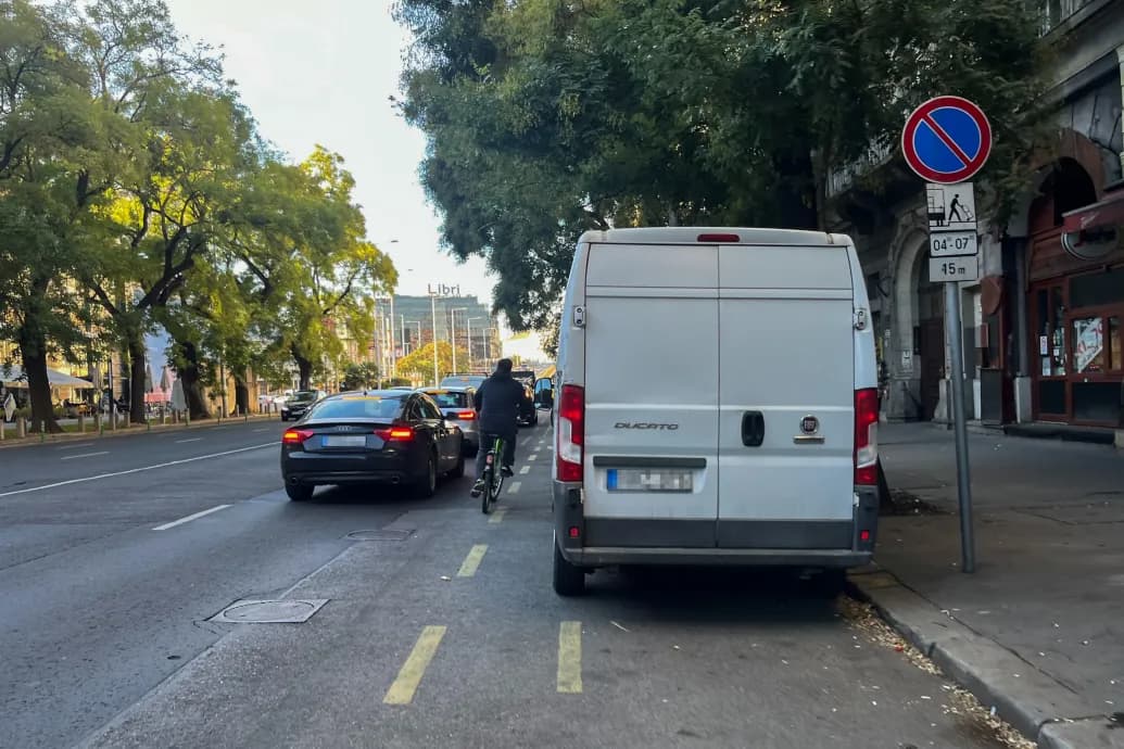 Ki hozza a hideg sört, és miért épp a buszsávban rakodik? – a főváros látens áruszállítási káosza