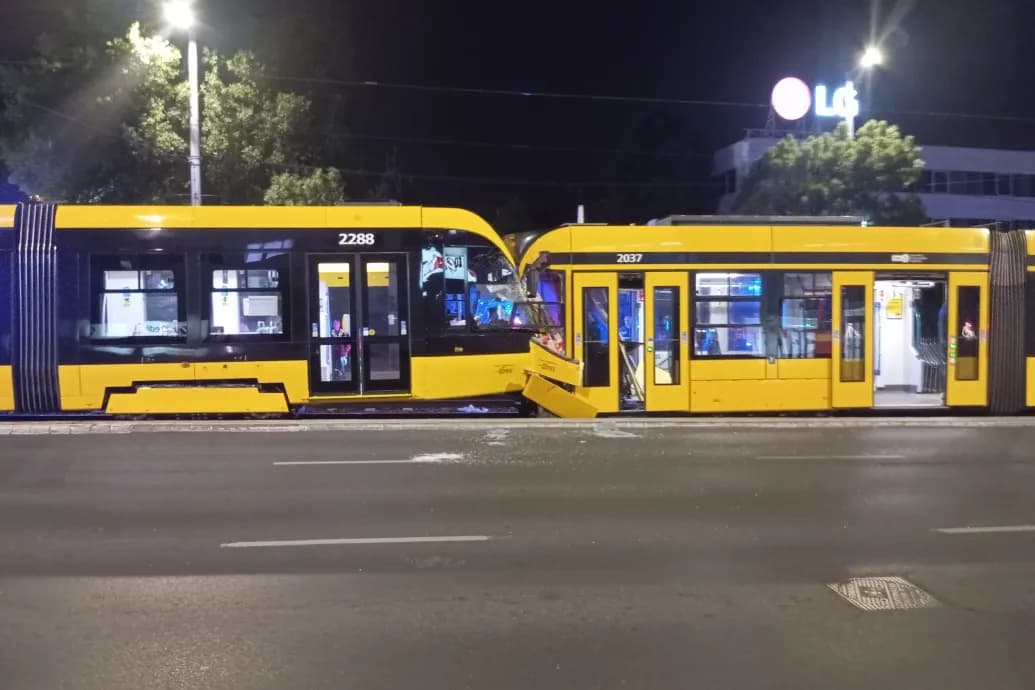 Kocsiszínbe tartó villamosok ütköztek Budapesten, az egyik jármű vezetője megsérült