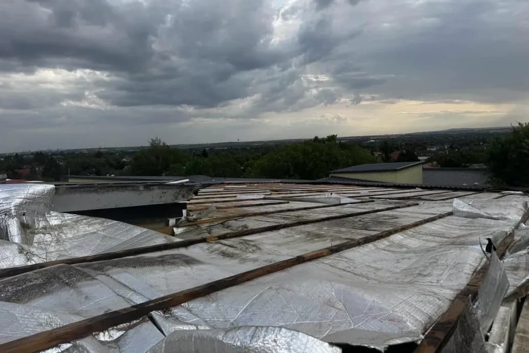 Kidőlt fák, letépett tető – a fél országban károkat okozott a vihar