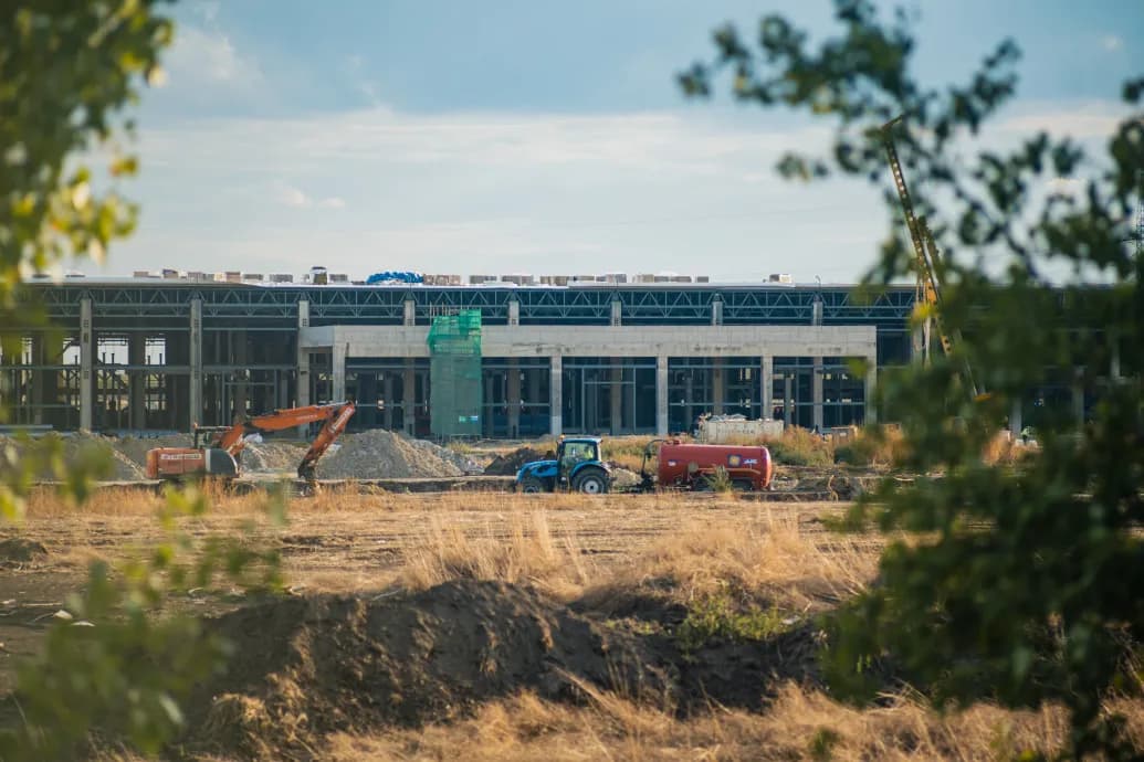 Tízezer vendégmunkás behozatalát és hatalmas közvetlen támogatást ígért a BYD-nek az Orbán-kormány a külügyi államtitkár szerint