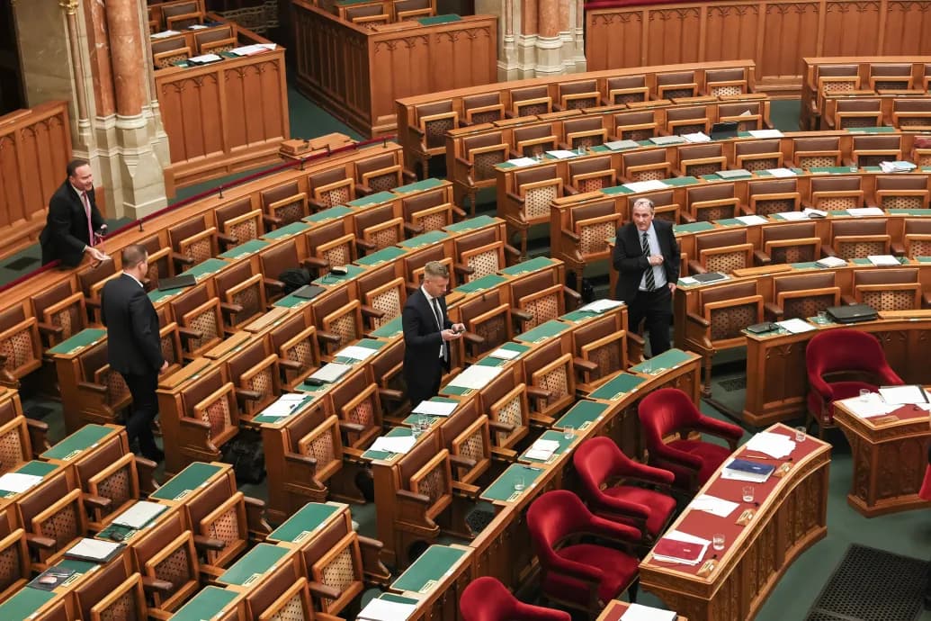 Magyar Péter papírokat fényképezgetett, majd vett magához Takács Péter asztaláról