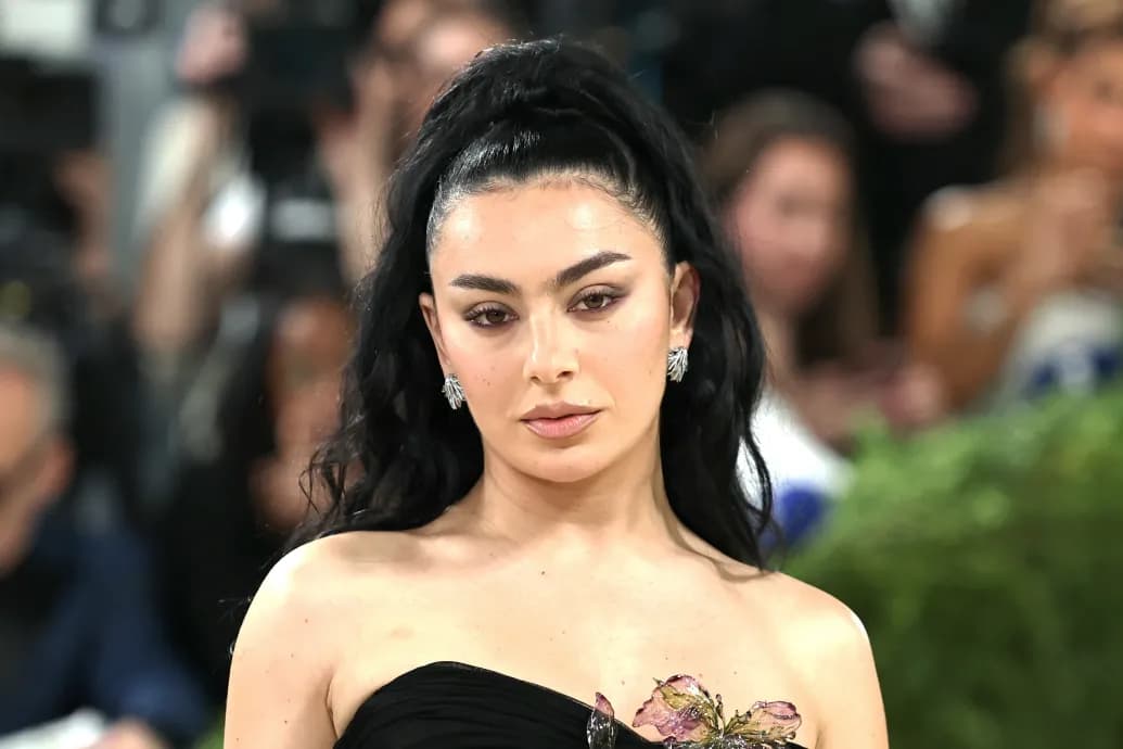 Charli XCX portréja a brit történelem legnagyobb alakjait bemutató múzeumba került