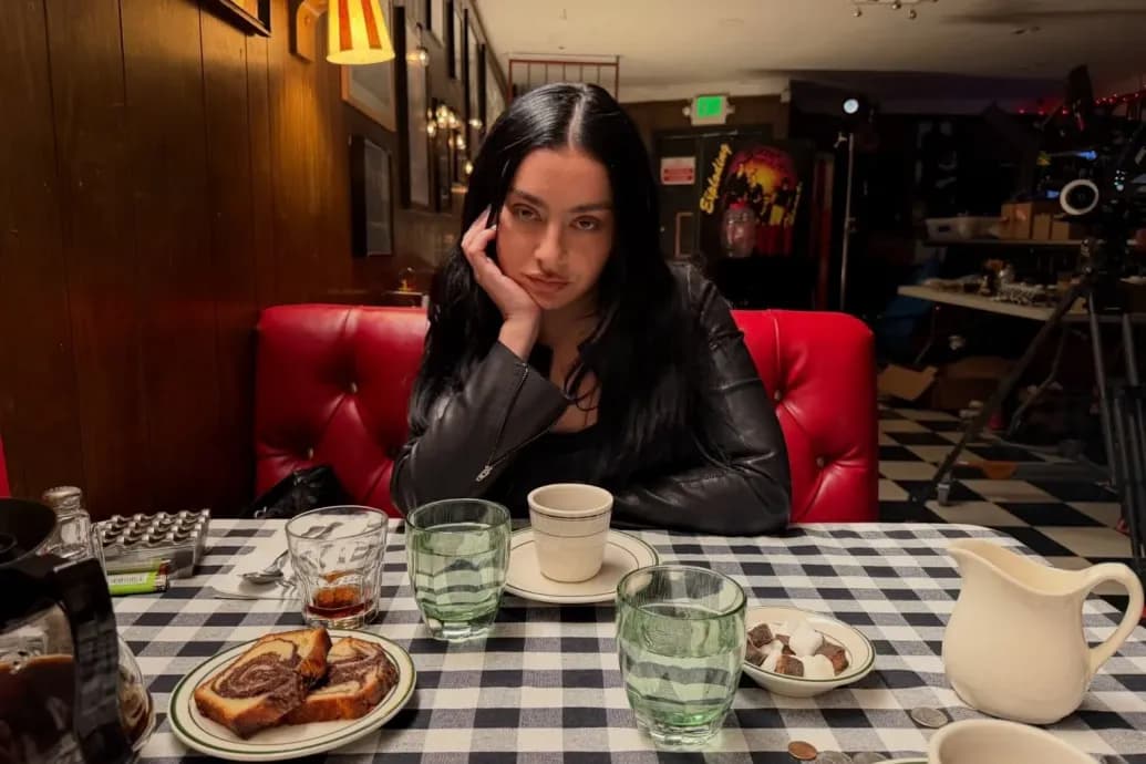 Charli XCX már nem orrba-szájba partizik, hanem a múlandóságon szorong