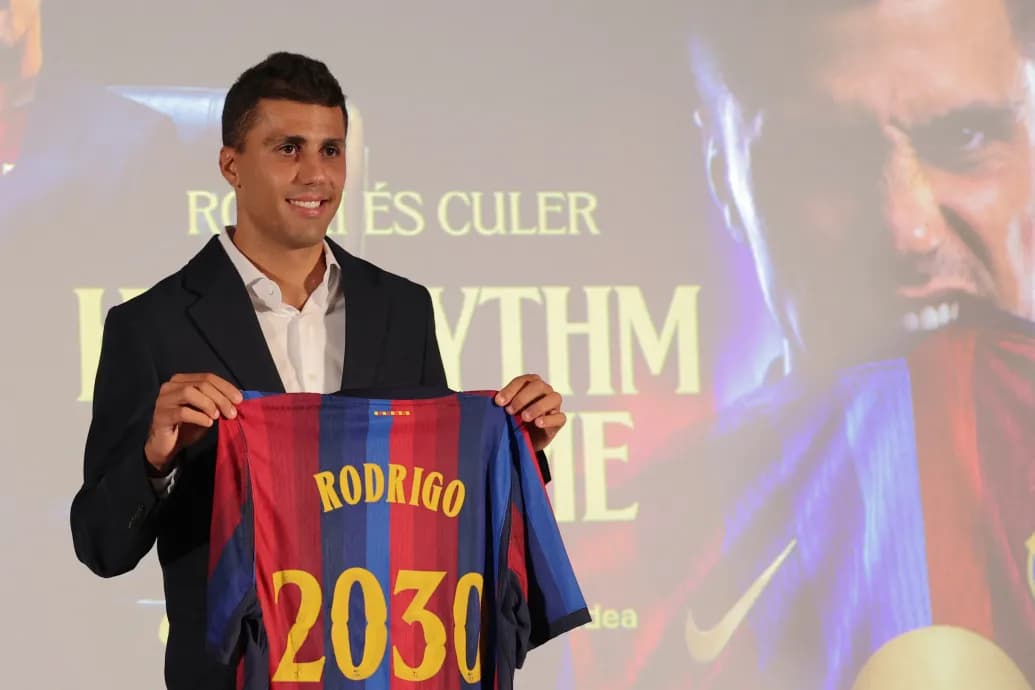 A Barcelonához igazolt az aranylabdás spanyol futballista