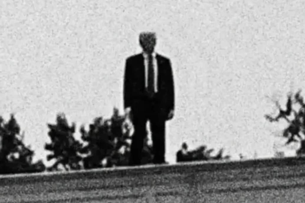 Trump szemcsés, fekete-fehér sziluettjével hirdeti a Fehér Ház, hogy megugrott a deportálások száma