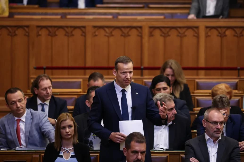 Toroczkaitól megkérdezték a Kossuth rádióban, hogyan lehet, hogy az összes Mi Hazánk-képviselőnek ugyanaz a házszabály ugrott-e be, amikor fel kellett volna állni a roma holokauszt áldozatai előtt tisztelegni