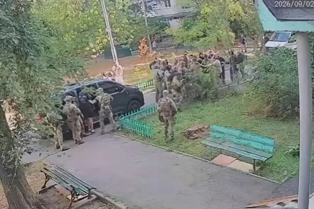 Videón, ahogy a két ukrán titkosszolgálat emberei tüzet nyitnak egymásra Kijev belvárosában