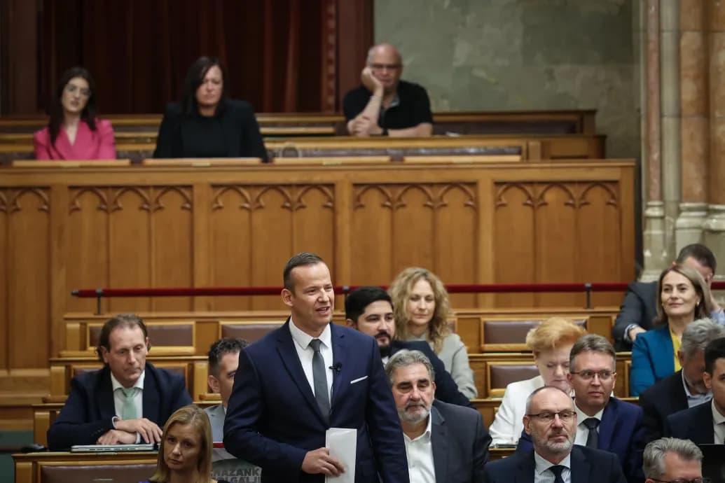 Videón, ahogy Toroczkai László, a Mi Hazánk elnöke gyáva, undorító féregnek nevezi Magyar Pétert