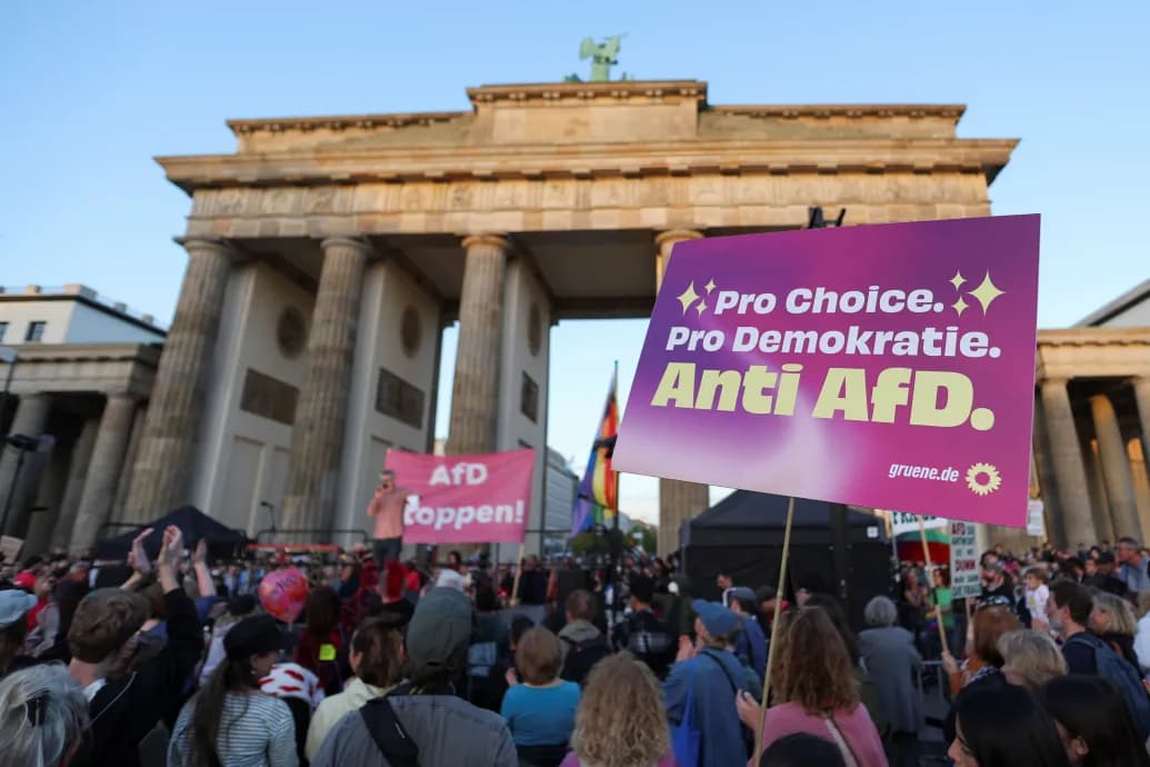 Ezrek tüntettek Berlinben az AfD ellen a szélsőjobboldali párt tartományi győzelme után