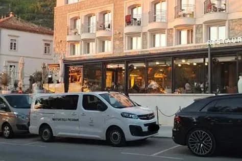 Magyar Falu programos kisbuszt fotóztak egy horvátországi szálloda előtt, a tiszás képviselő feljelentést tett