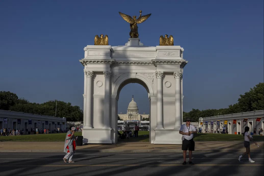 Drónokat, mesterlövészeket is be lehet majd vetni Trump szerint a Washingtonba tervezett diadalívéből