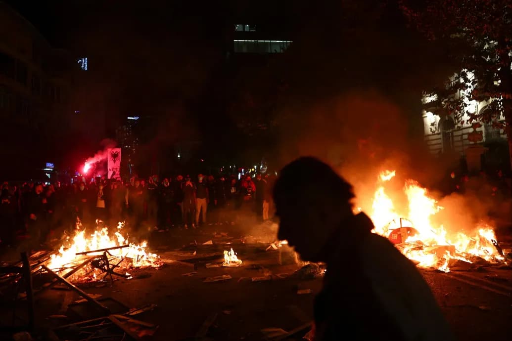 Bedurvultak az albániai diáktüntetések, lángol Tirana