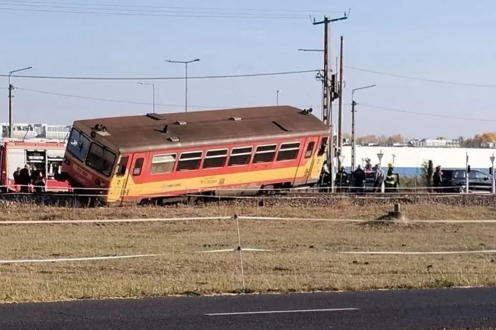 A tilos jelzés ellenére hajtott a sínekre az autós, szünetel a vonatforgalom Nyergesújfalunál