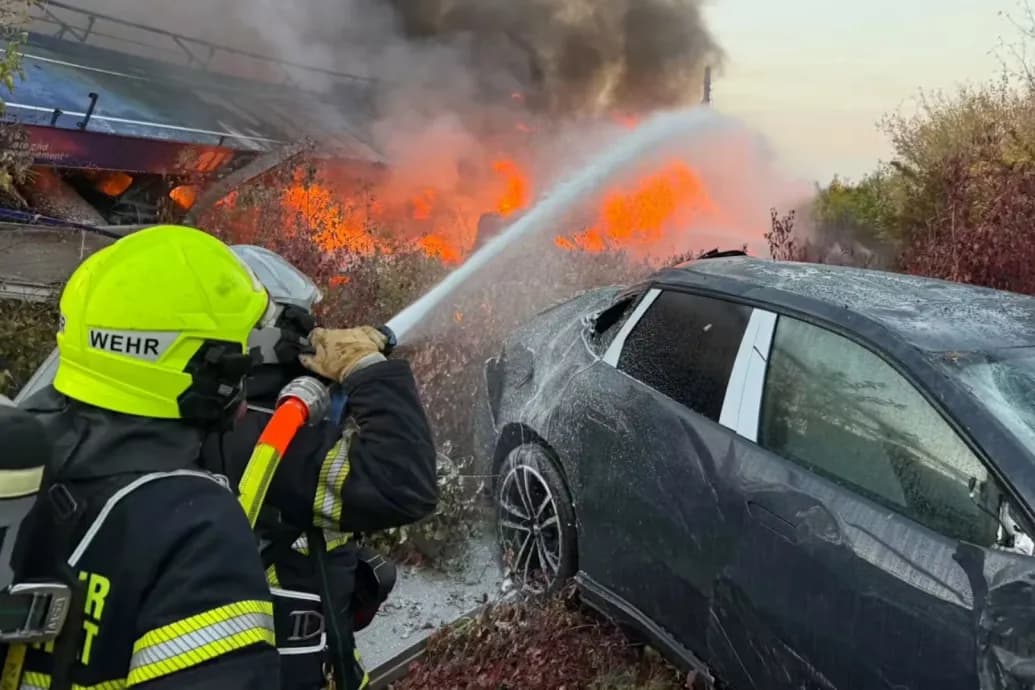 Debreceni BMW-k lángoltak egy bécsi vonatbalesetben