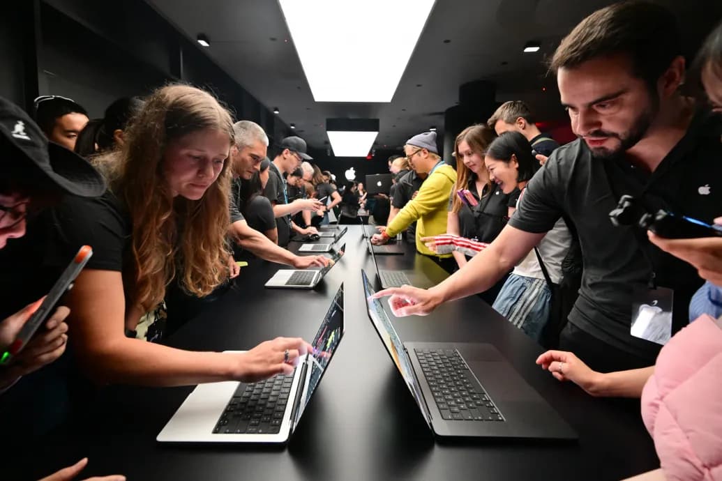 Itt az érintőképernyős MacBook Pro, tíz év után a világító alma is visszatért a hátlapra
