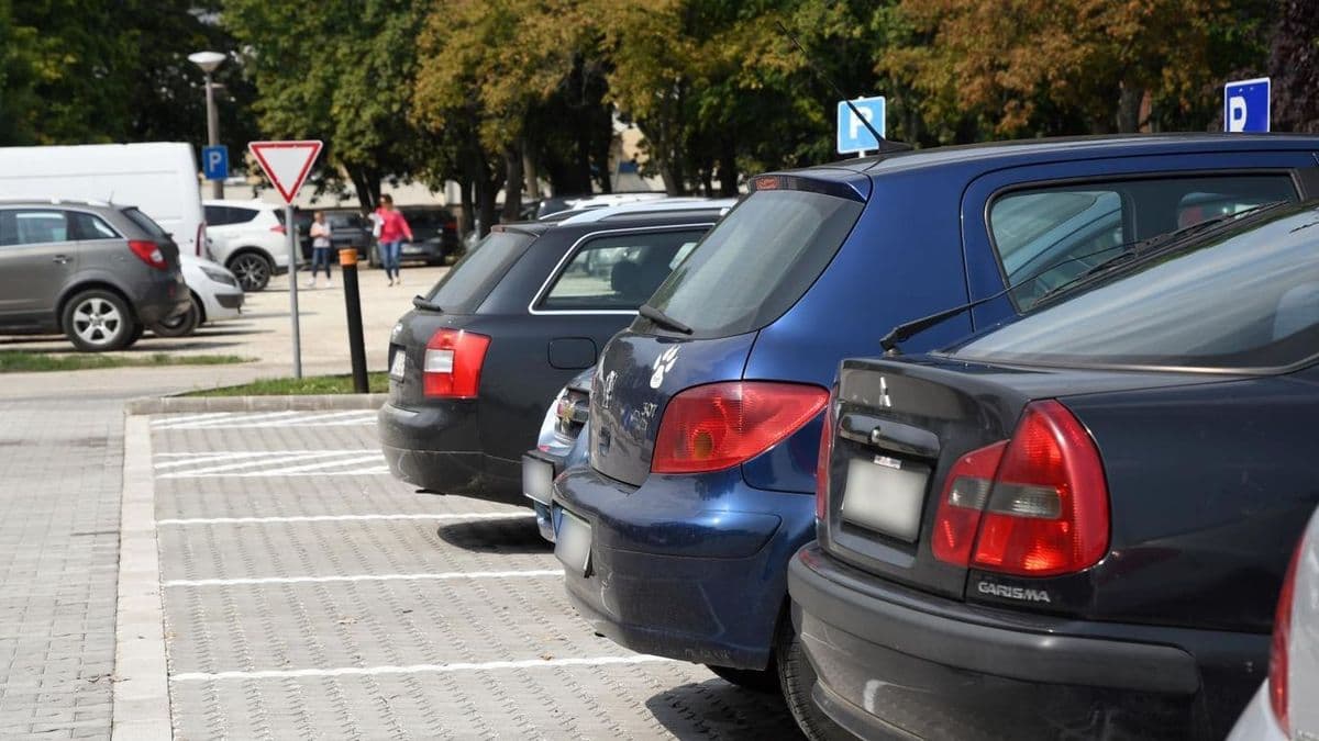 Karcolják az autókat Miskolc egyik legforgalmasabb parkolójában