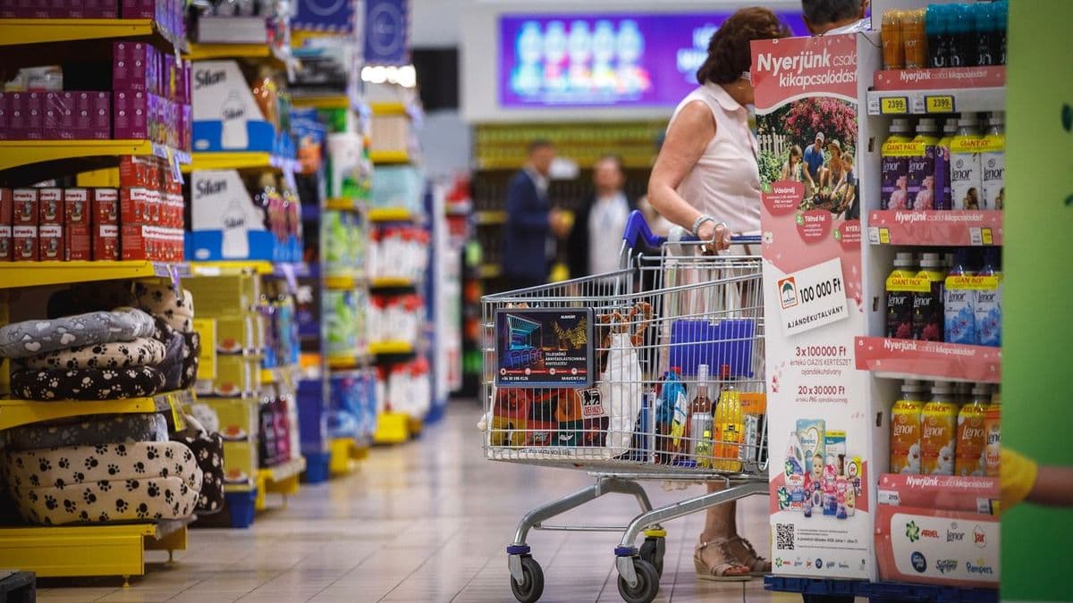 Visszatérhet a hideg üdítő és a töltőoszlop, de a boltok a háttérben tovább spórolhatnak
