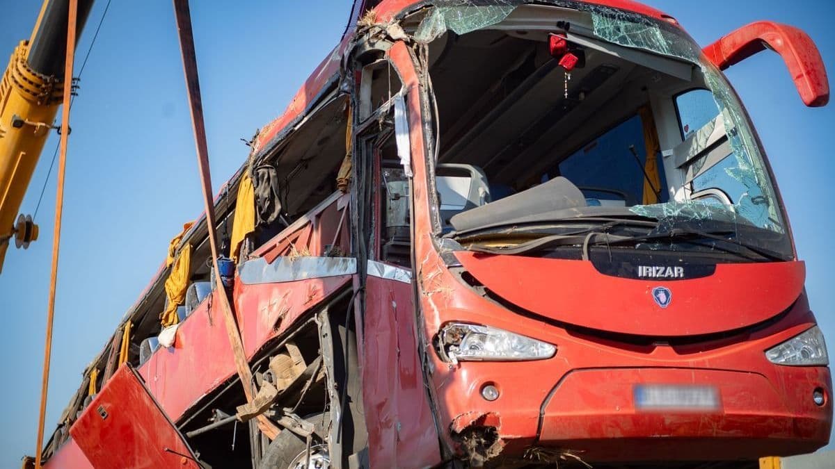 Kimentette a saját húgát és egy férfit, majd összeesett – ezt élte át a buszbaleset egyik túlélője az ütközés után
