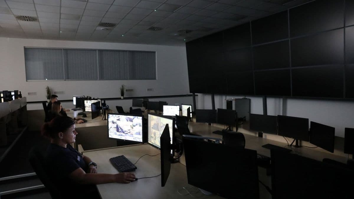 Kikapcsolták a monitorfalakat, autóba költöztek a járőrök a brutális hőségben Miskolcon