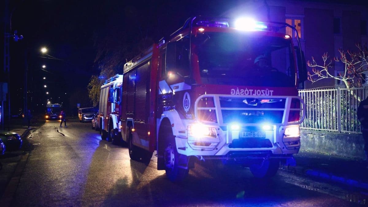 Az éjszaka közepén történt baleset, oszlopnak csapódott egy autó Kazincbarcikán!
