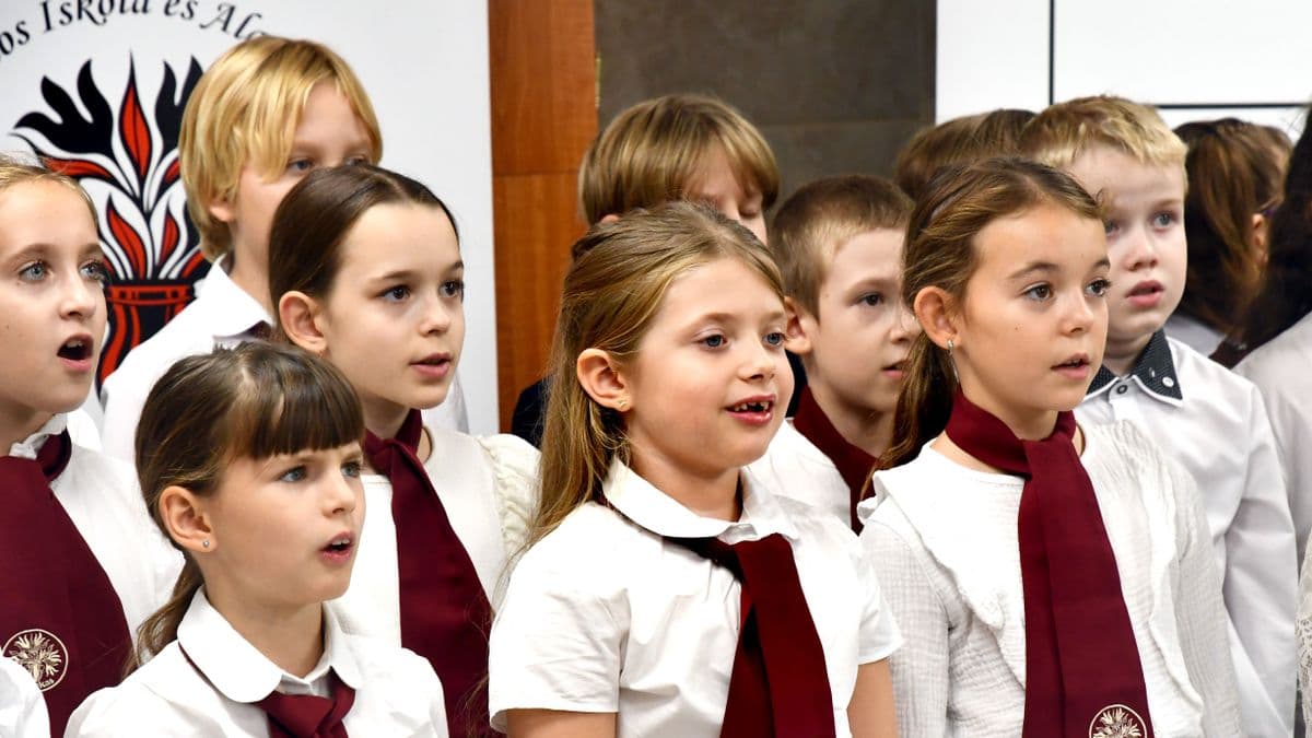 A Fazekas iskola Kicsinyek Kórusa éneke csalt mosolyt a nyékládházi idősek arcára (fotók)