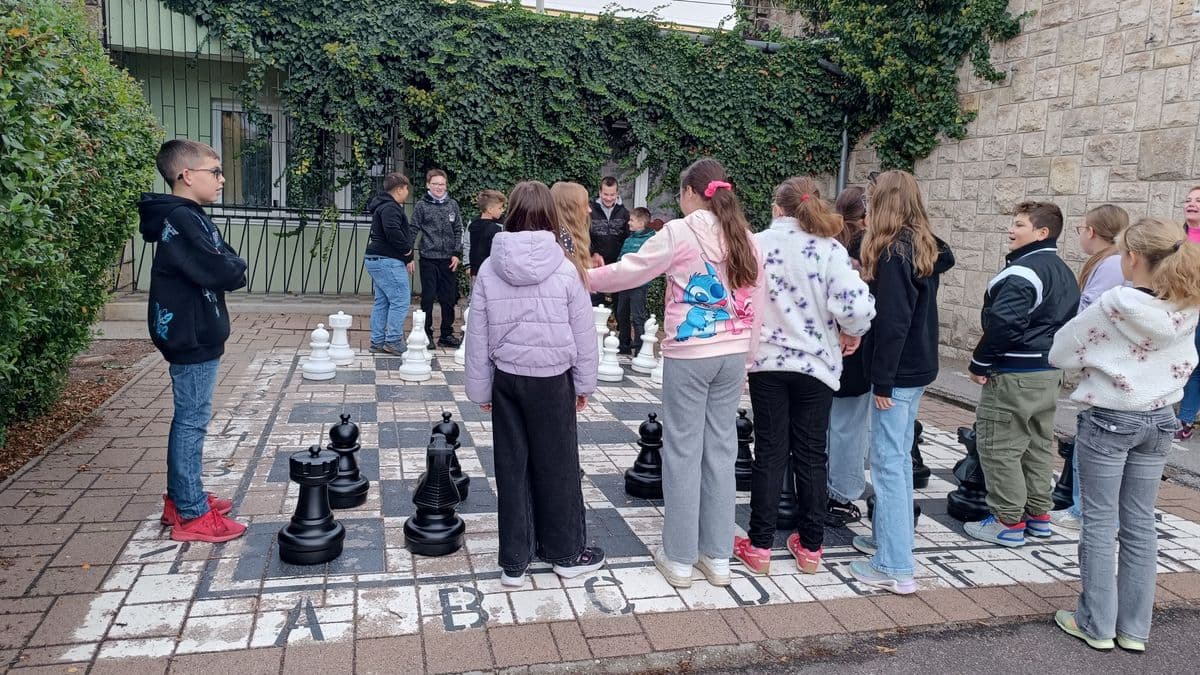 Eddig csak a sakktábla volt meg, most már játszhatnak is rajta a miskolci diákok – fotókkal