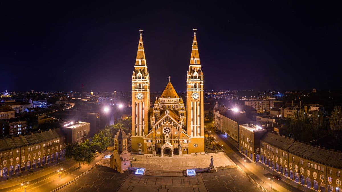 Sötétbe borul a Dóm – Szeged is takarékoskodik az árammal