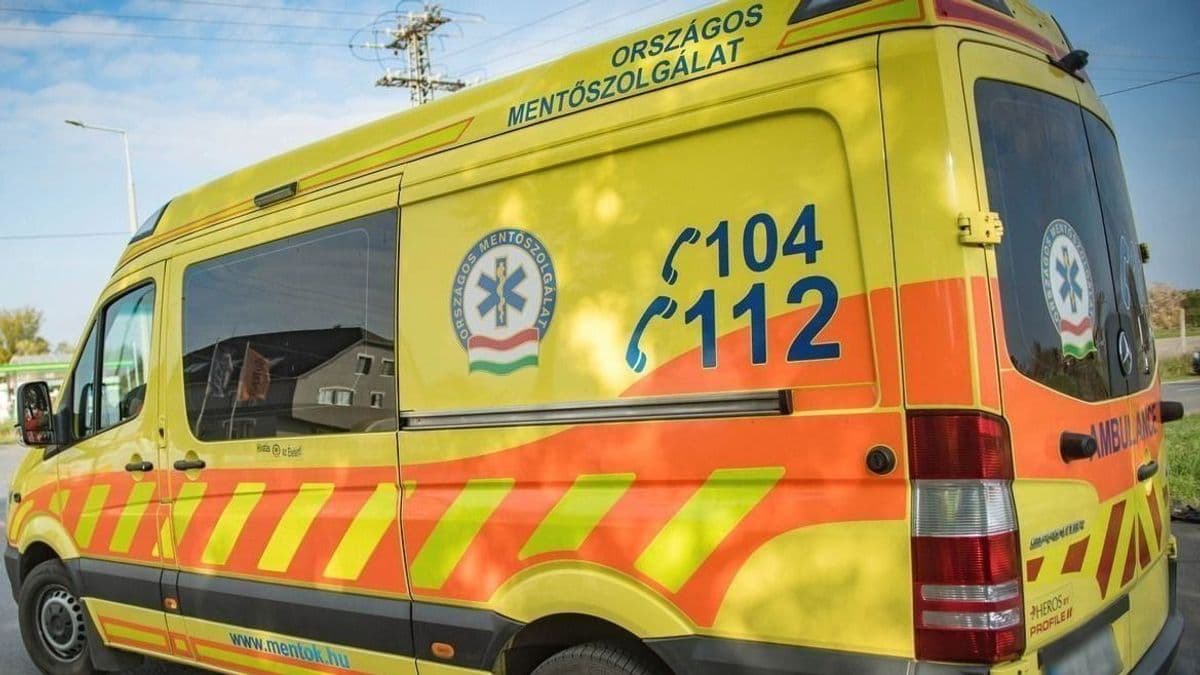 Kisbusz és autó ütközött a 47-es főúton, mentőt is riasztottak a balesethez