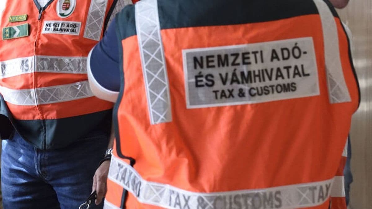Óriási fogás az M5-ösön: milliós csempészárut rejtett a bolgár kisbusz