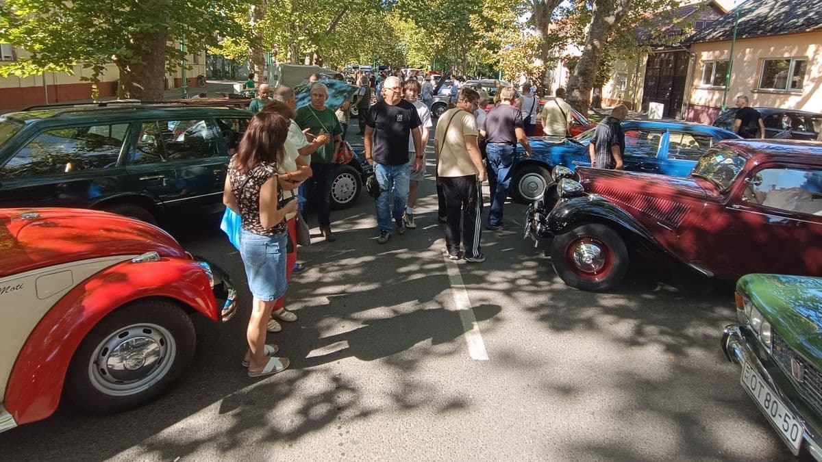 Múlt és jövő négy keréken: veterán autók és motorok találkoztak Makón + fotók, videó