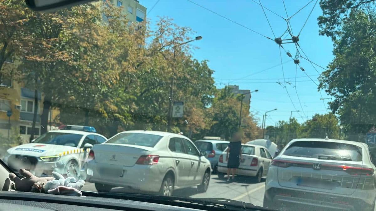 Két autó ütközött a Csillag téren Szegeden