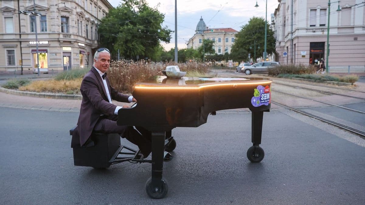 Elképesztő jármű gurult át Szegeden – este már a SZIN-en körözött vele Mr. Piano + fotók, videó