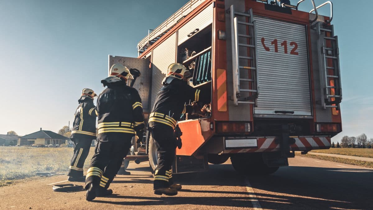 Betonárokba csapódott az autó, a sofőr életét nem tudták megmenteni