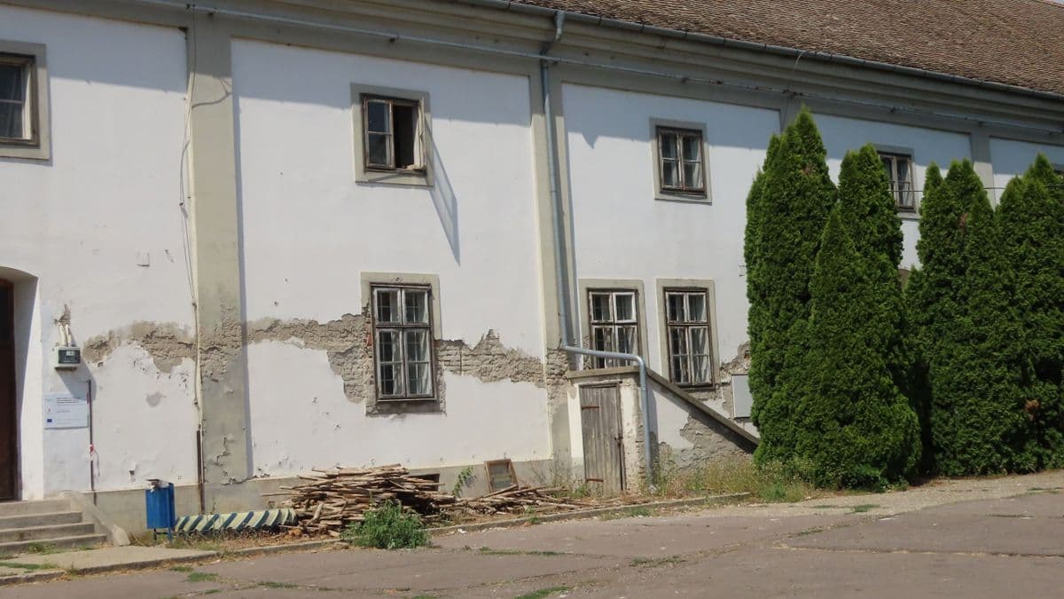 Végre kijavítják a huszárlaktanya viharvert tetőszerkezetét + fotók