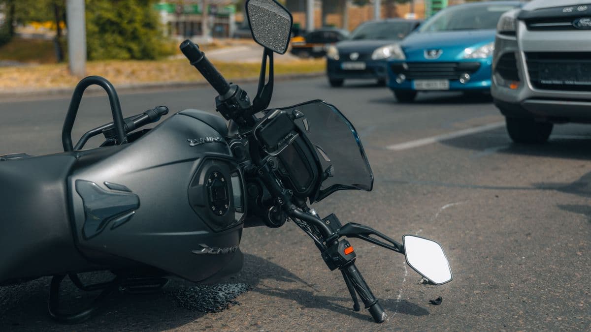 Motoros és autós ütközött Szegeden, mentő is érkezett a helyszínre