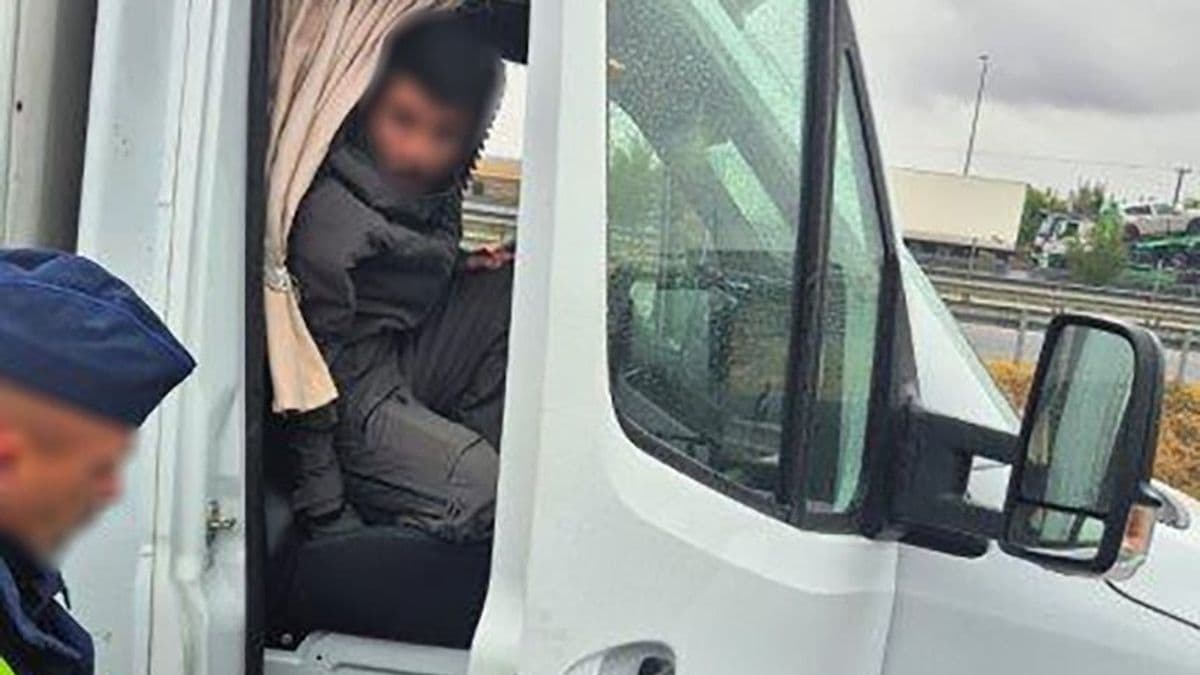 Embercsempészt csíptek el a pénzügyőrök, potyautasokat rejtett a román furgon