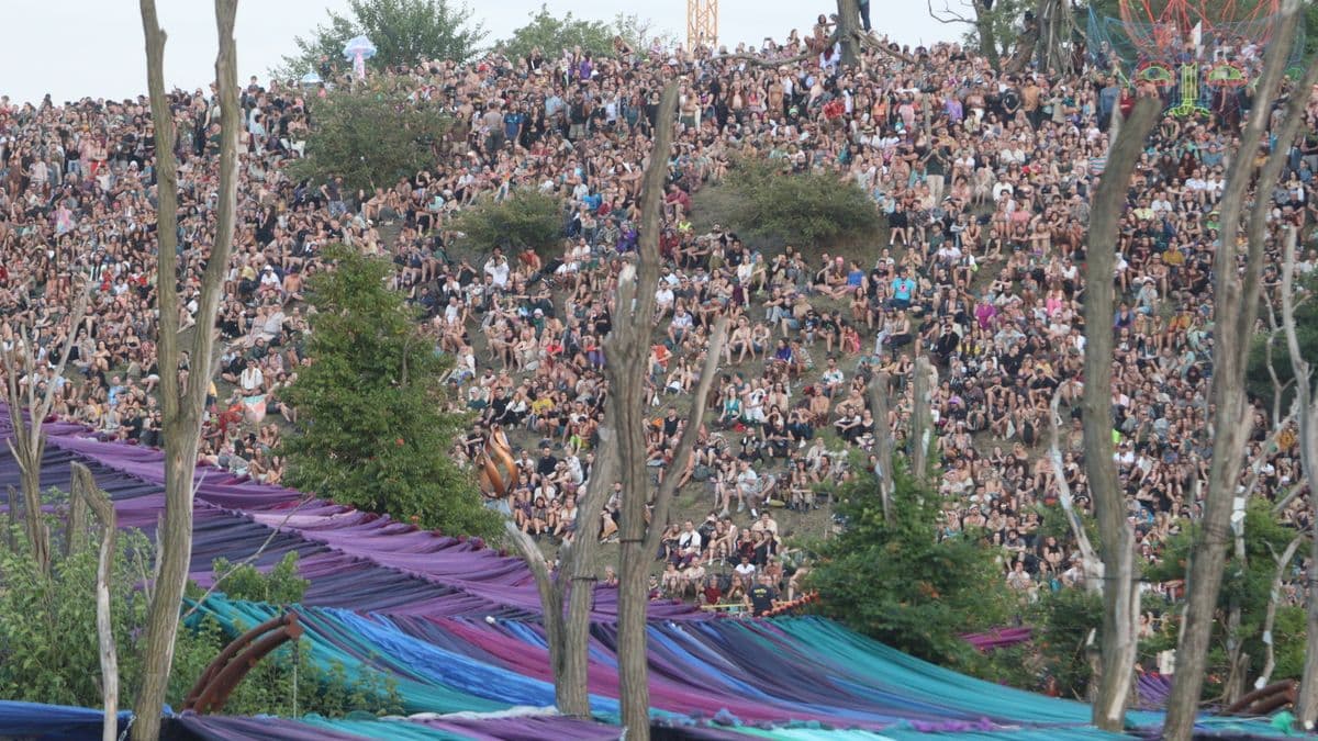 Belovagoltak az éjszakába a nyugalom szigetén – megkezdődött a nagy buli (videó, galéria)