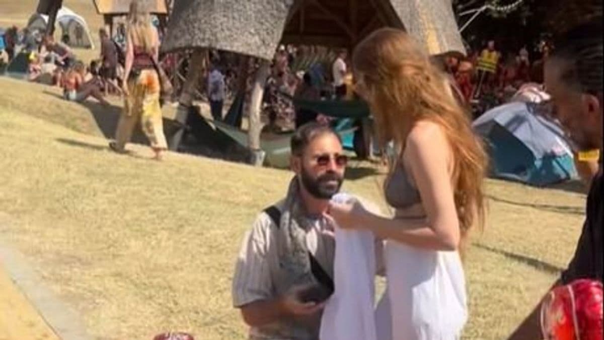 Letérdelt a tömeg közepén – megható lánykérés volt az Ozora Fesztiválon (videó)