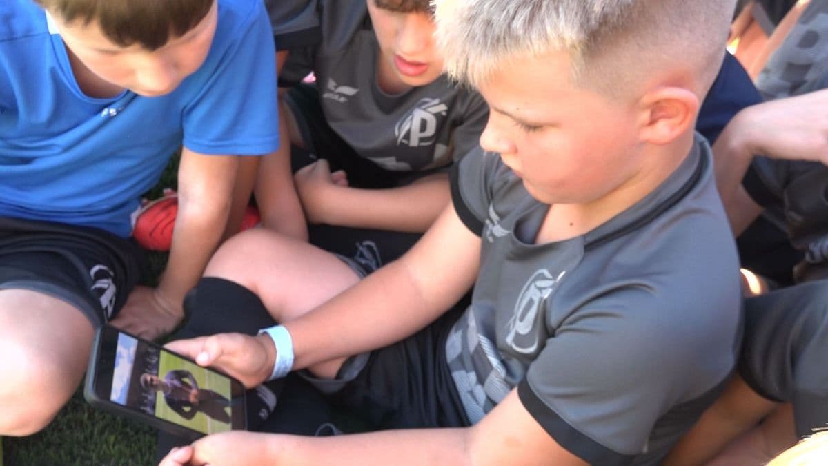A vb-t is megjárt futballista köszöntötte fel a tízéves kisfiút (videó)