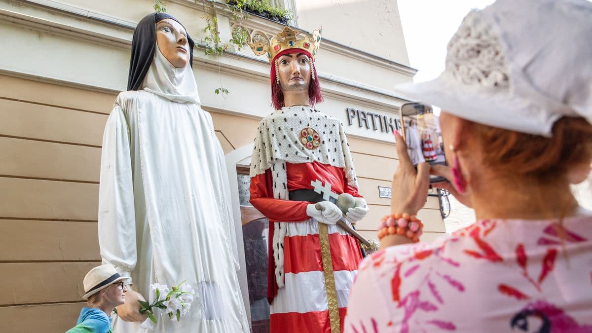 TNT koncert, óriásbábok és koronázási játék – ezt kínálja pénteken a Székesfehérvári Királyi Napok
