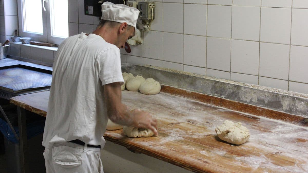 Szalaggal átkötve kerülnek az ünnepi asztalra – így "ünnepelnek" a lajoskomáromi pékségben