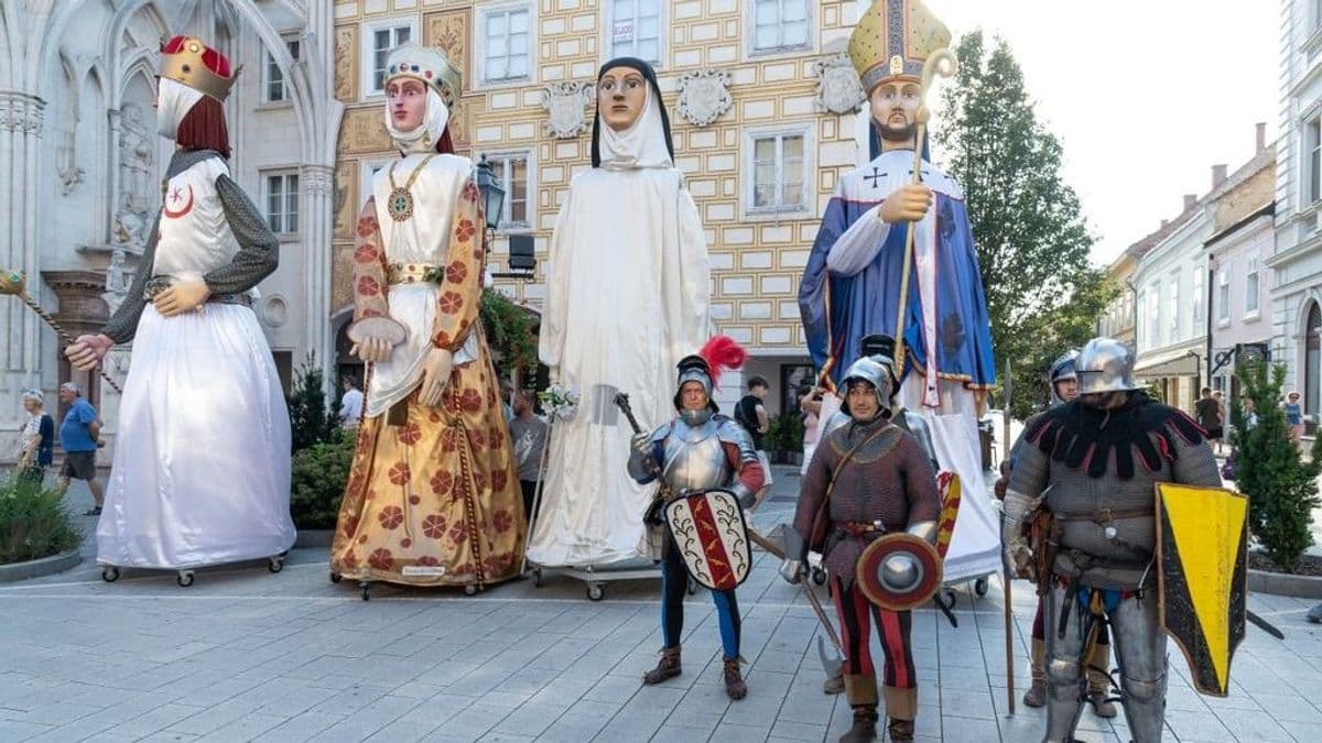 A hőség átírta a menetrendet: változik a Királyok a Belvárosban kezdése
